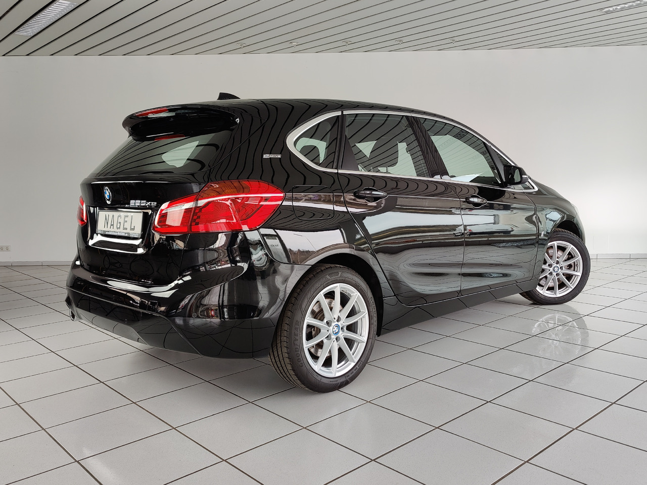 BMW 225 xe ActiveTourer iPerf. Advantage*Navi*SHZ* Hybrid 165kW - Sedans: foto 4 BMW 225 xe ActiveTourer iPerf. Advantage*Navi*SHZ* Hybrid 165kW - Sedans: foto 4