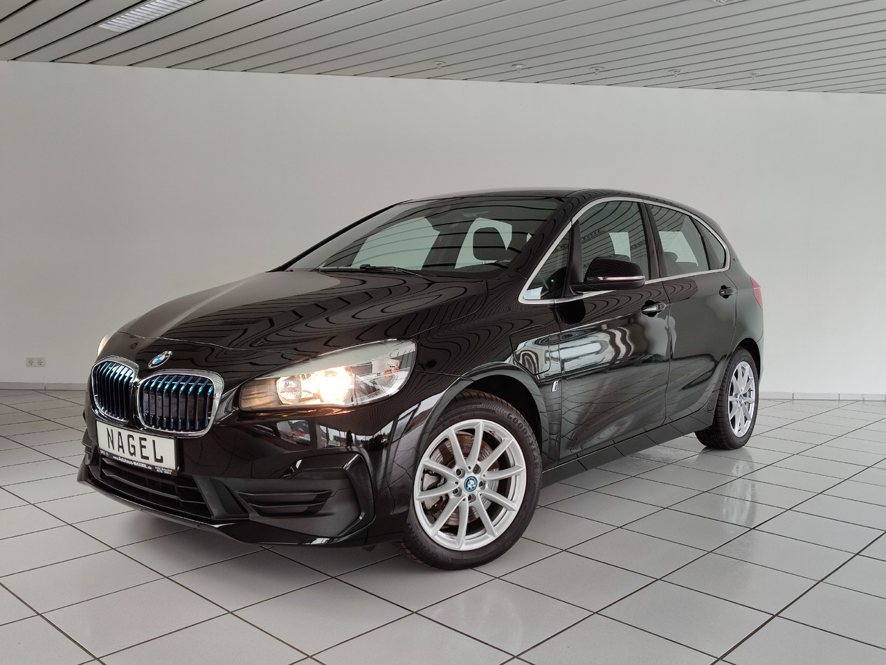 BMW 225 xe ActiveTourer iPerf. Advantage*Navi*SHZ* Hybrid 165kW - Sedans: foto 1 BMW 225 xe ActiveTourer iPerf. Advantage*Navi*SHZ* Hybrid 165kW - Sedans: foto 1
