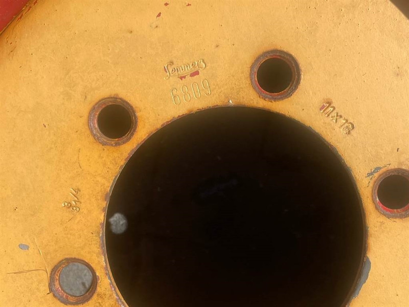 Riepas un diski - Celtniecības tehnika Everest 12.5-18 - Tire/Reifen/Band: foto 7