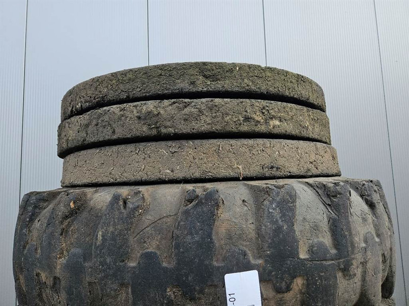 Riepas un diski - Celtniecības tehnika Liebherr A924B-Athletik 10.00-20-Tire/Reifen/Band: foto 6