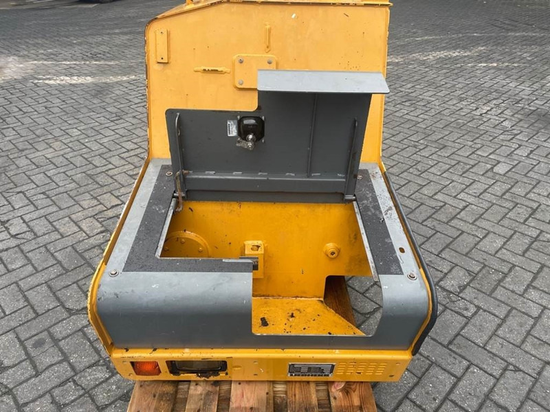 Rāmis/ Šasija - Celtniecības tehnika Liebherr A934C-10068205-Fuel tank/Kraftstofftank: foto 7 Rāmis/ Šasija - Celtniecības tehnika Liebherr A934C-10068205-Fuel tank/Kraftstofftank: foto 7