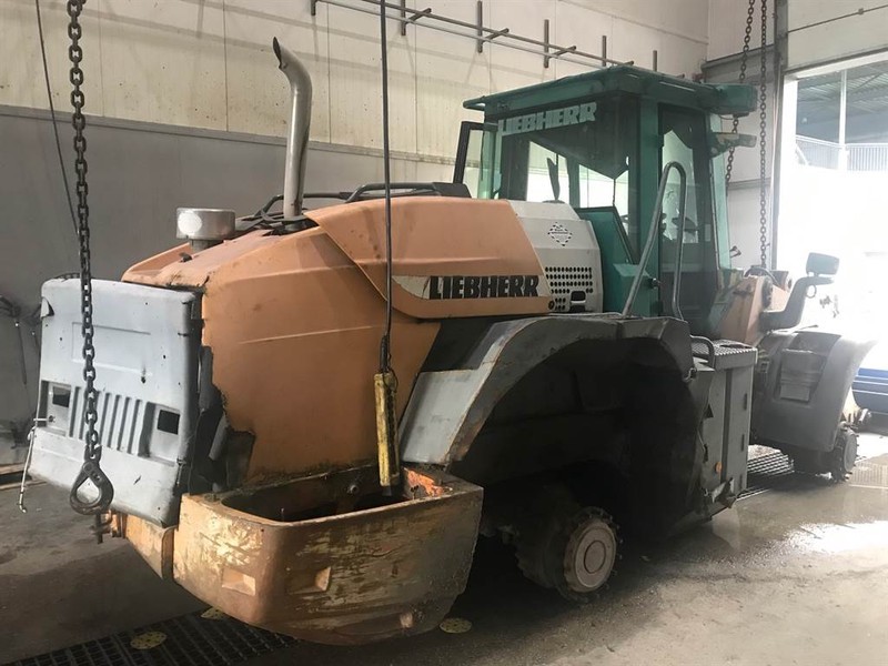 Liebherr L 544 (For parts) - Riteņu iekrāvējs: foto 1 Liebherr L 544 (For parts) - Riteņu iekrāvējs: foto 1