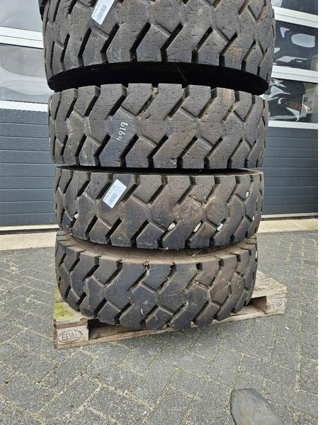 Liebherr LH24M-Michelin 11.00R20-Tyre/Reifen/Band - Riepas un diski - Celtniecības tehnika: foto 5 Liebherr LH24M-Michelin 11.00R20-Tyre/Reifen/Band - Riepas un diski - Celtniecības tehnika: foto 5