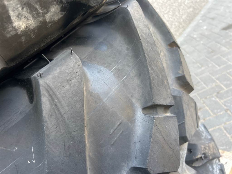 Manitou MRT2145-Mitas 18-19.5-Tire/Reifen/Band - Riepas un diski - Celtniecības tehnika: foto 4 Manitou MRT2145-Mitas 18-19.5-Tire/Reifen/Band - Riepas un diski - Celtniecības tehnika: foto 4