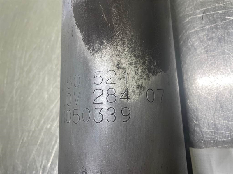 Manitou MT523-250521-Exhaust/Auspuff/Uitlaat - Dzinējs - Celtniecības tehnika: foto 4 Manitou MT523-250521-Exhaust/Auspuff/Uitlaat - Dzinējs - Celtniecības tehnika: foto 4