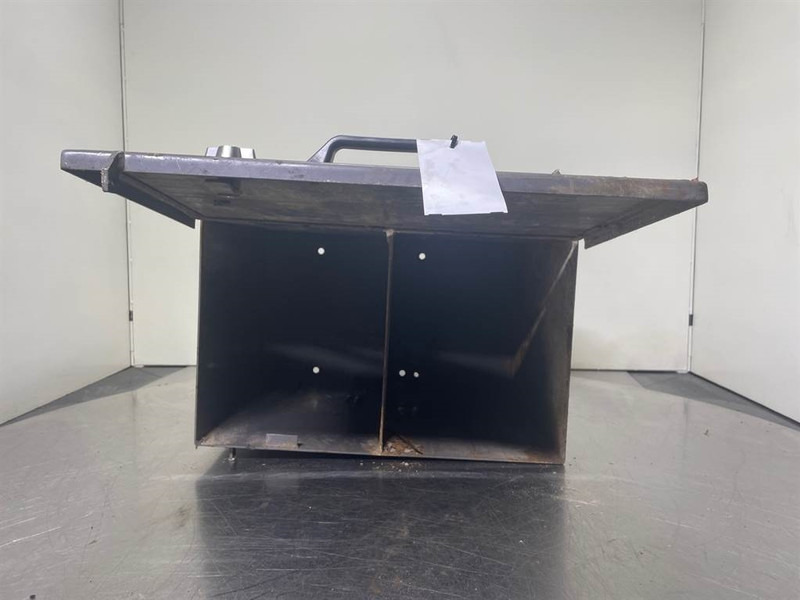 Mecalac 12MTX - Toolbox/Werkzeugkasten/Gereedschapskist - Rāmis/ Šasija - Celtniecības tehnika: foto 2 Mecalac 12MTX - Toolbox/Werkzeugkasten/Gereedschapskist - Rāmis/ Šasija - Celtniecības tehnika: foto 2