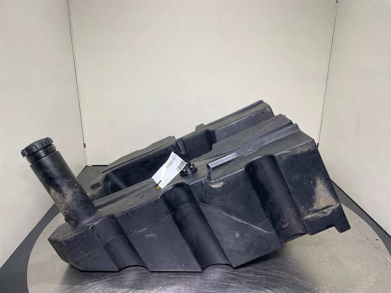 New Holland W110C-87400409-Fuel tank/Kraftstofftank - Rāmis/ Šasija - Celtniecības tehnika: foto 1 New Holland W110C-87400409-Fuel tank/Kraftstofftank - Rāmis/ Šasija - Celtniecības tehnika: foto 1