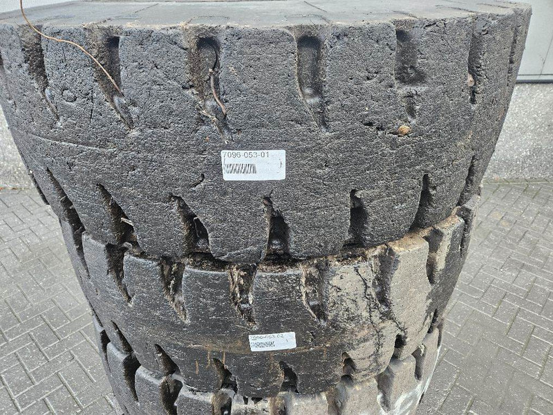 New Holland W110C-Barkley 17.5R25-Tire/Reifen/Band - Riepas un diski - Celtniecības tehnika: foto 2 New Holland W110C-Barkley 17.5R25-Tire/Reifen/Band - Riepas un diski - Celtniecības tehnika: foto 2