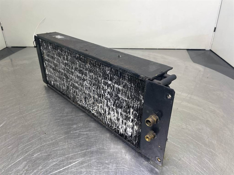 New Holland W110C-Denso 76082744-Airco condenser - Rāmis/ Šasija - Celtniecības tehnika: foto 4 New Holland W110C-Denso 76082744-Airco condenser - Rāmis/ Šasija - Celtniecības tehnika: foto 4