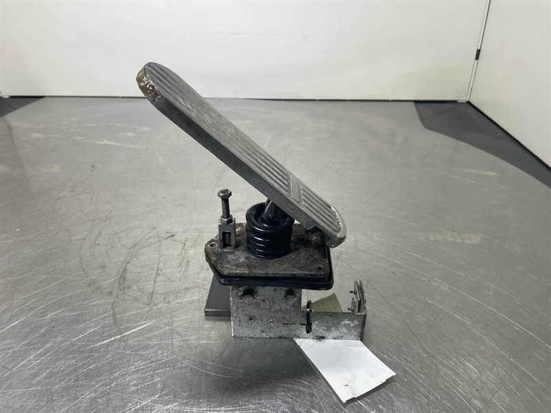 O & K L25.5 - Gas pedal/Fusspedal/Gaspedaal - Kabīne un interjers - Celtniecības tehnika: foto 1 O & K L25.5 - Gas pedal/Fusspedal/Gaspedaal - Kabīne un interjers - Celtniecības tehnika: foto 1