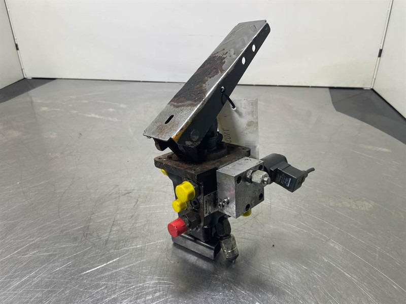 O & K L25.5-Safim 191826/FP3-Brake pedal/Bremspedal - Kabīne un interjers - Celtniecības tehnika: foto 3 O & K L25.5-Safim 191826/FP3-Brake pedal/Bremspedal - Kabīne un interjers - Celtniecības tehnika: foto 3