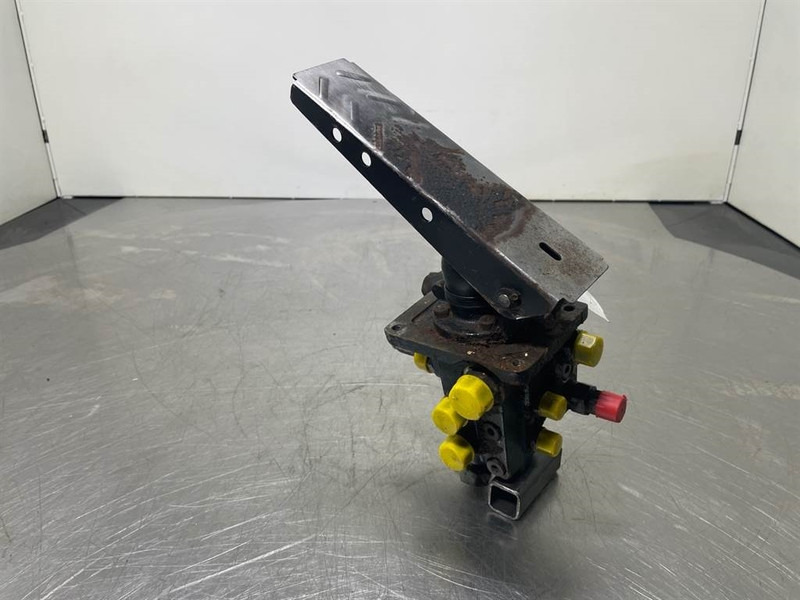 O & K L25.5-Safim 191826/FP3-Brake pedal/Bremspedal - Kabīne un interjers - Celtniecības tehnika: foto 2 O & K L25.5-Safim 191826/FP3-Brake pedal/Bremspedal - Kabīne un interjers - Celtniecības tehnika: foto 2