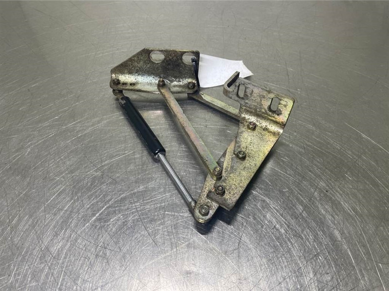 Schaeff SKL834-0451019031-Hinge left/Scharnier - Rāmis/ Šasija - Celtniecības tehnika: foto 2 Schaeff SKL834-0451019031-Hinge left/Scharnier - Rāmis/ Šasija - Celtniecības tehnika: foto 2