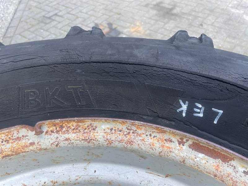 Schaeff SKS661-BKT 405/70-24 (16/70-24)-Tire/Reifen/Band - Riepas un diski - Celtniecības tehnika: foto 3 Schaeff SKS661-BKT 405/70-24 (16/70-24)-Tire/Reifen/Band - Riepas un diski - Celtniecības tehnika: foto 3