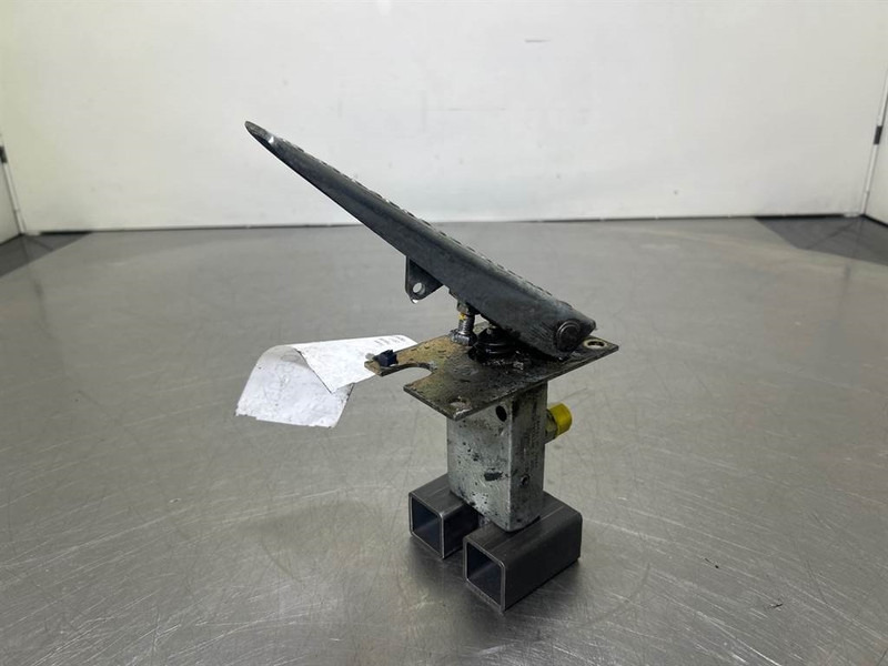 Terex TW150-Atlas 6049419/6047885-Gas pedal - Kabīne un interjers - Celtniecības tehnika: foto 3 Terex TW150-Atlas 6049419/6047885-Gas pedal - Kabīne un interjers - Celtniecības tehnika: foto 3