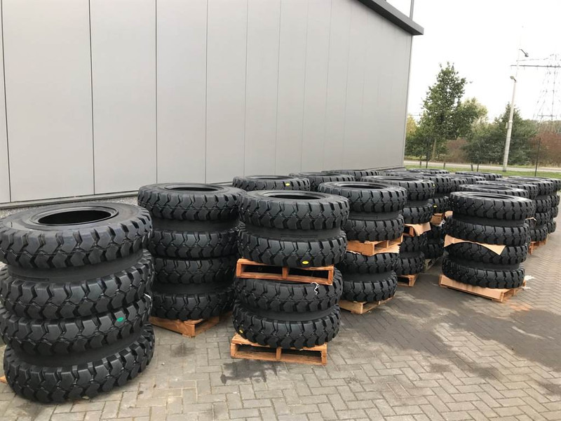 Trelleborg 12.00-20 Dual excavator solid-Tyre/Reifen/Banden - Riepas un diski - Celtniecības tehnika: foto 4 Trelleborg 12.00-20 Dual excavator solid-Tyre/Reifen/Banden - Riepas un diski - Celtniecības tehnika: foto 4