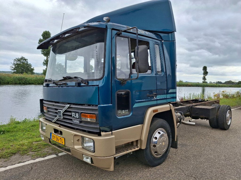 Volvo FL611 - Šasija kravas automašīna: foto 1 Volvo FL611 - Šasija kravas automašīna: foto 1
