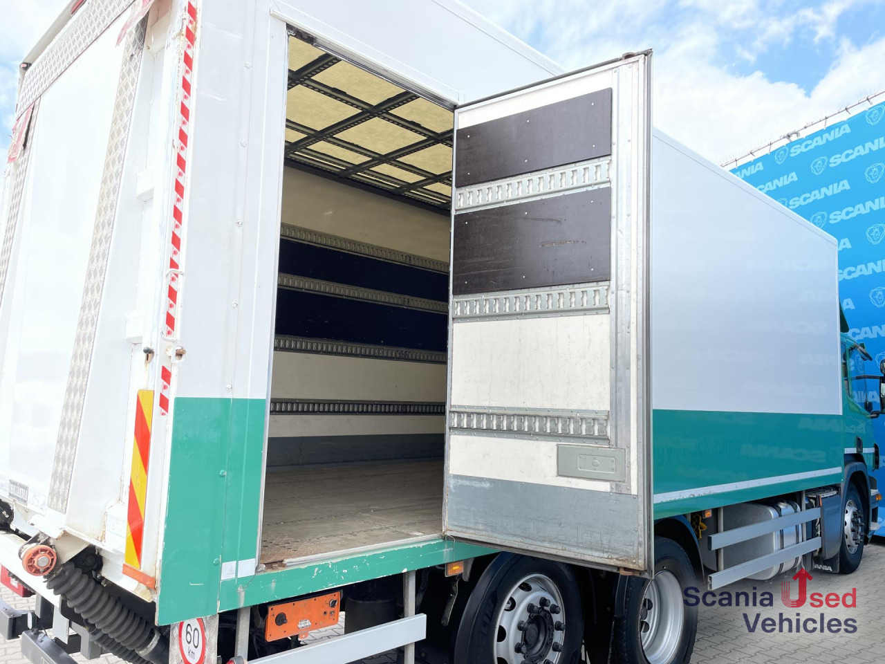 Kravas automašīna ar slēgto virsbūvi SCANIA P 320 DB6x2*4MNB RETARDER FULL AIR 8T TAIL LIFT 2T: foto 15