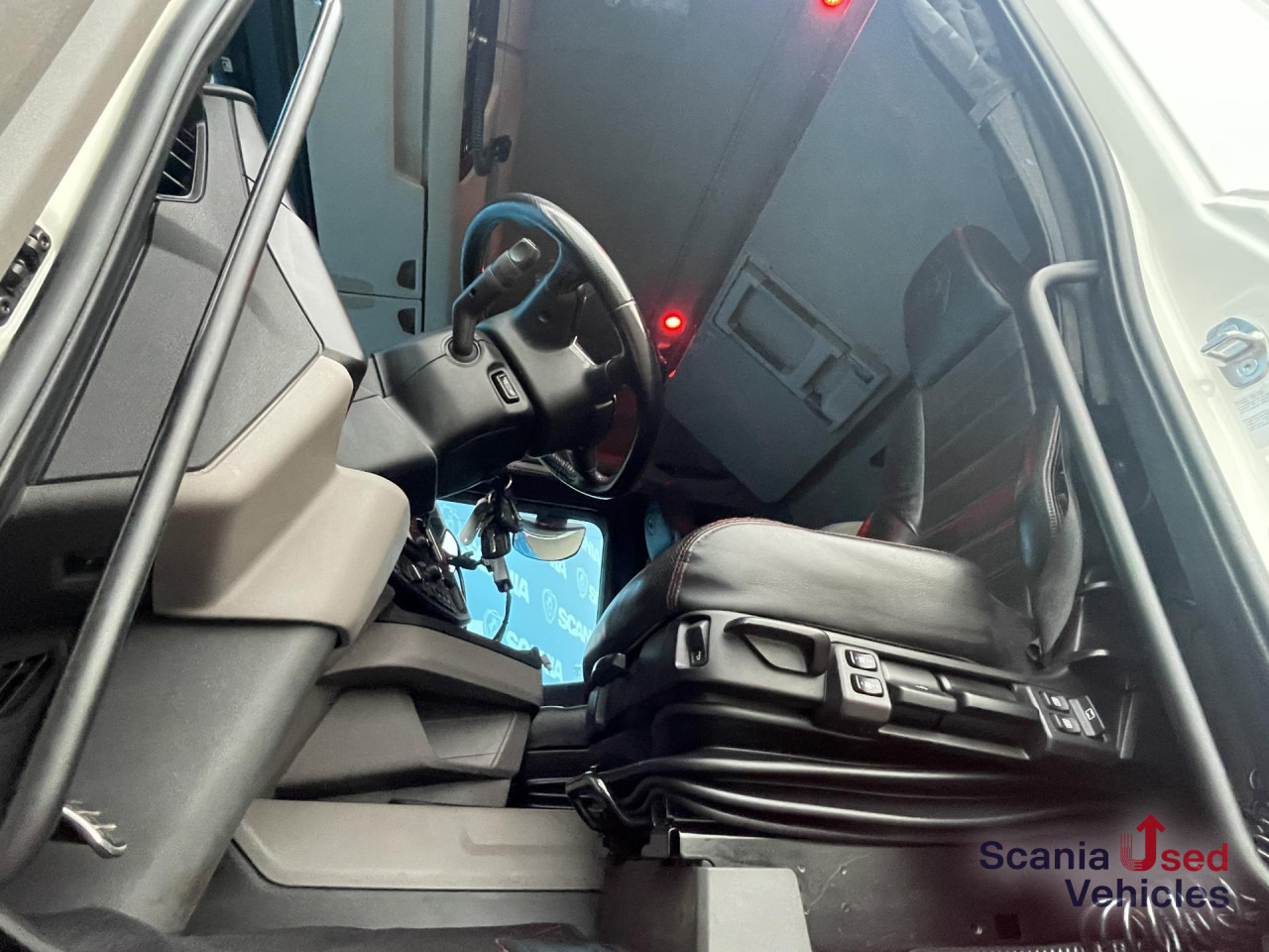 SCANIA R 650 B6x4NB RETARDER V8 WOOD KESLA 2112T CRANE - Kokvedējs, Kravas auto ar manipulatoru: foto 5 SCANIA R 650 B6x4NB RETARDER V8 WOOD KESLA 2112T CRANE - Kokvedējs, Kravas auto ar manipulatoru: foto 5