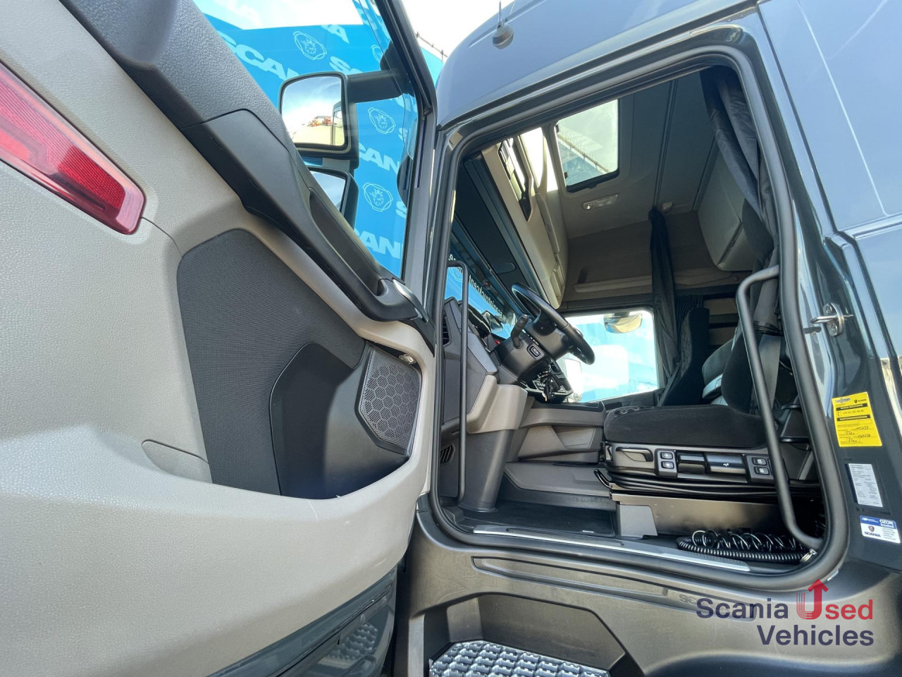 SCANIA R 460 A4x2EB RETARDER MEGA VOLUME P-AIRCO SUPER - Vilcējs: foto 2 SCANIA R 460 A4x2EB RETARDER MEGA VOLUME P-AIRCO SUPER - Vilcējs: foto 2