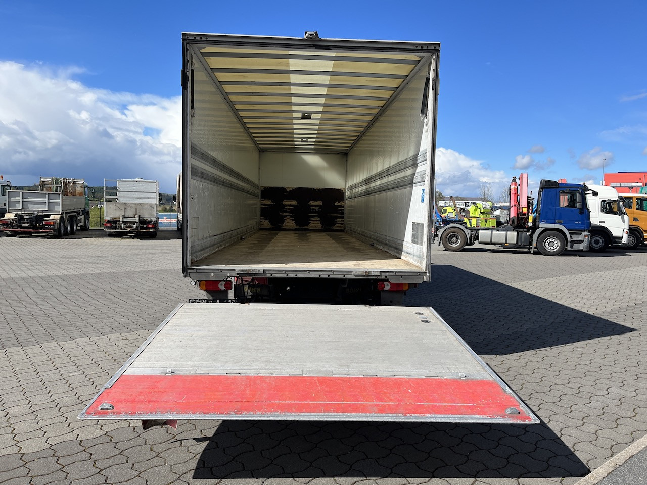 Iveco 120E25 Eurocargo 4x2 Koffer | Ladebordwand - Kravas automašīna ar slēgto virsbūvi: foto 2 Iveco 120E25 Eurocargo 4x2 Koffer | Ladebordwand - Kravas automašīna ar slēgto virsbūvi: foto 2