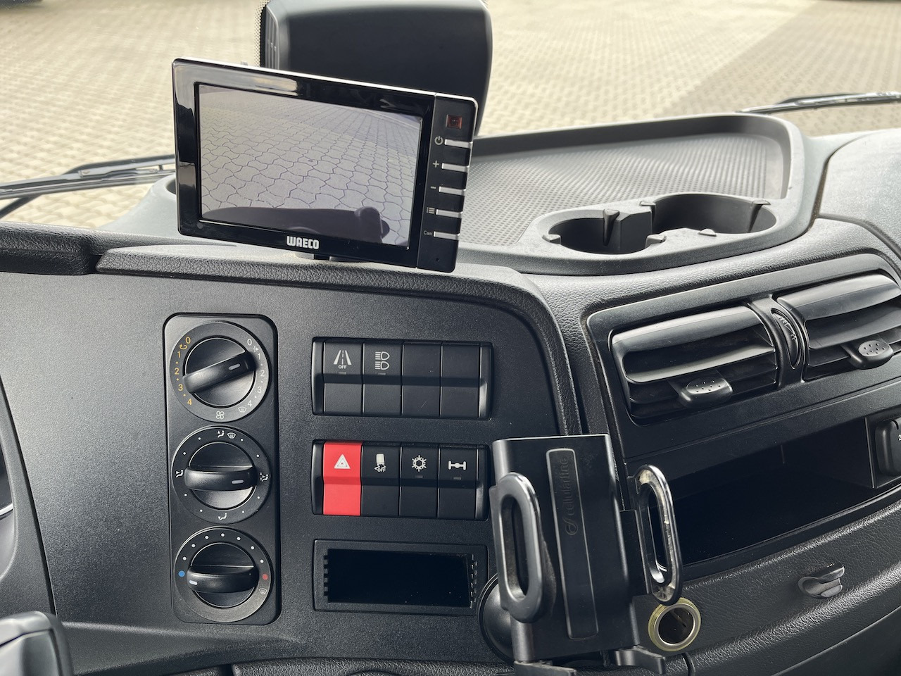 Mercedes-Benz Atego 823 4x2 AHK Hebezug Seilzug Brennholz - Automašīna ar kravas platformu: foto 3 Mercedes-Benz Atego 823 4x2 AHK Hebezug Seilzug Brennholz - Automašīna ar kravas platformu: foto 3