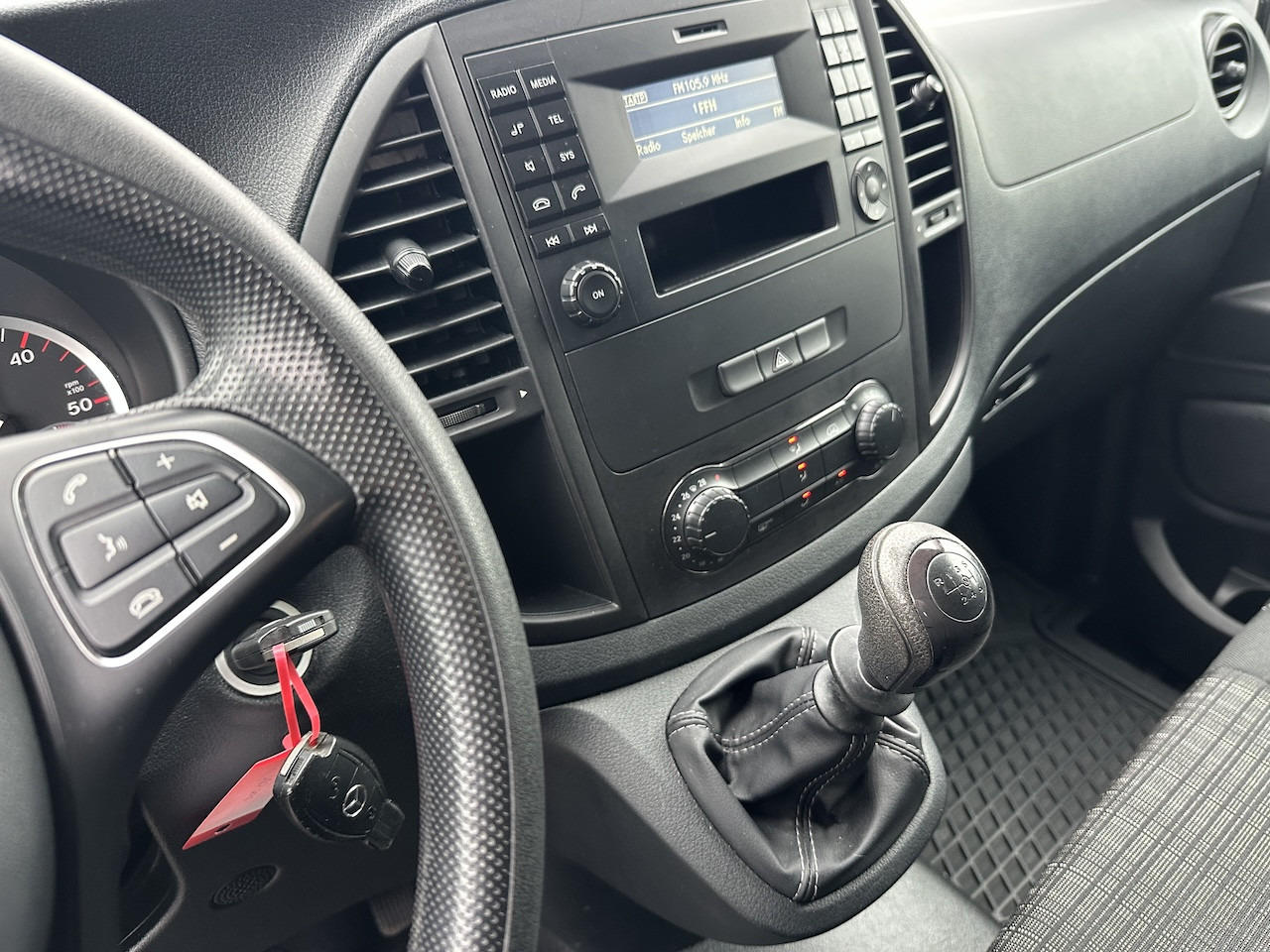 Mercedes-Benz Vito 111 CDI 9 Sitzer BT FSE Klima Tempomat Radio - Pasažieru furgons: foto 5 Mercedes-Benz Vito 111 CDI 9 Sitzer BT FSE Klima Tempomat Radio - Pasažieru furgons: foto 5