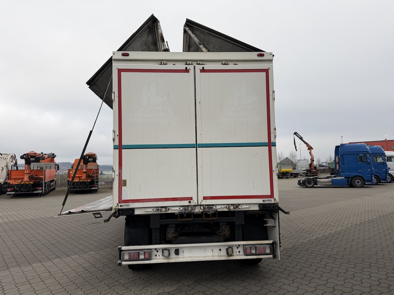 Kravas automašīna ar slēgto virsbūvi Scania R 450 6x2 Geränkezug + Orten Anhänger: foto 10 Kravas automašīna ar slēgto virsbūvi Scania R 450 6x2 Geränkezug + Orten Anhänger: foto 10