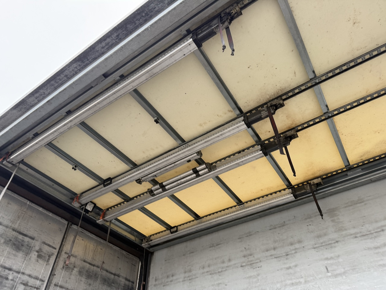 Kravas automašīna ar slēgto virsbūvi Scania R 450 6x2 Geränkezug + Orten Anhänger: foto 14 Kravas automašīna ar slēgto virsbūvi Scania R 450 6x2 Geränkezug + Orten Anhänger: foto 14