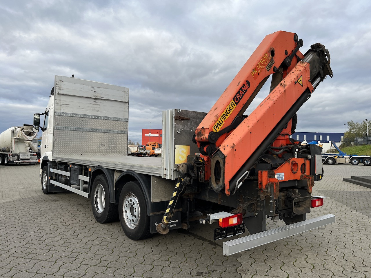 Kravas auto ar manipulatoru, Bortu kravas automašīna/ Platforma Volvo FH 520 6x2  Palfinger PK 12502 | AHK: foto 9