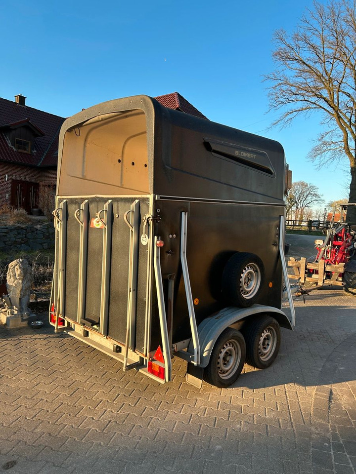 Blomert Vollpoly 2 Pferde mit Sattelkammer - Zirgu piekabe: foto 5 Blomert Vollpoly 2 Pferde mit Sattelkammer - Zirgu piekabe: foto 5