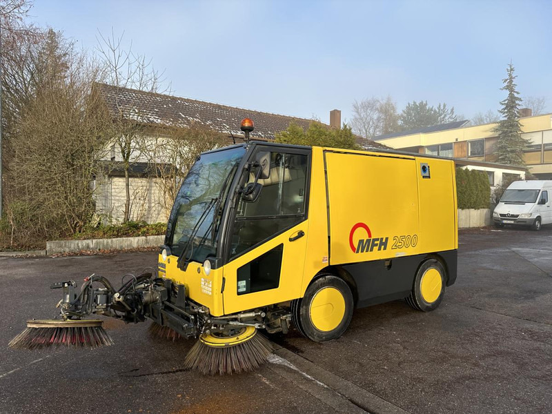 Diversen MFH 2500 Kehrmaschine Klima 3 Besen AEBI MATEC MFH 2500 Kehrmaschine Klima 3 Besen - Rūpnieciskais slaucītājs: foto 4 Diversen MFH 2500 Kehrmaschine Klima 3 Besen AEBI MATEC MFH 2500 Kehrmaschine Klima 3 Besen - Rūpnieciskais slaucītājs: foto 4