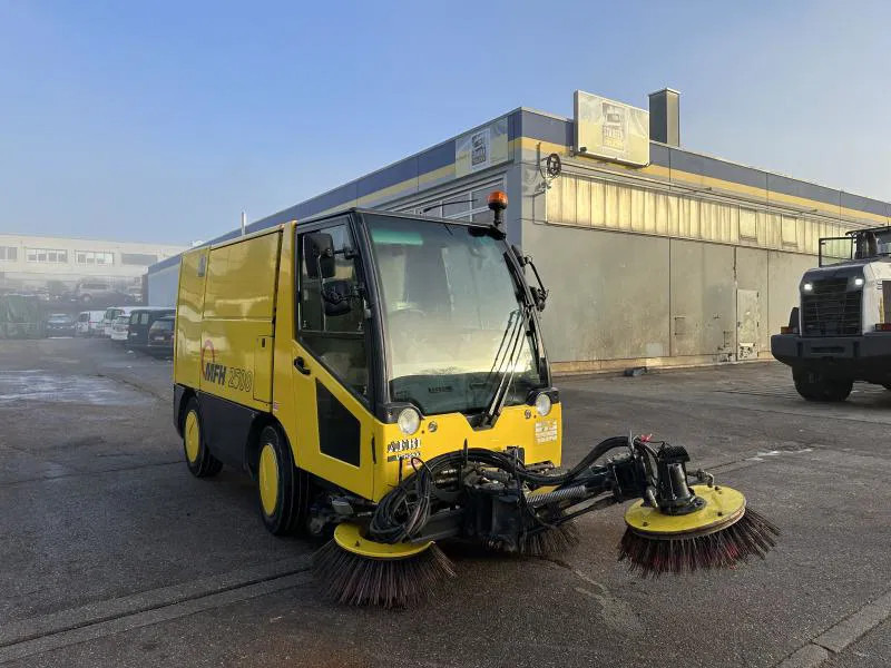 Diversen MFH 2500 Kehrmaschine Klima 3 Besen AEBI MATEC MFH 2500 Kehrmaschine Klima 3 Besen - Rūpnieciskais slaucītājs: foto 2 Diversen MFH 2500 Kehrmaschine Klima 3 Besen AEBI MATEC MFH 2500 Kehrmaschine Klima 3 Besen - Rūpnieciskais slaucītājs: foto 2