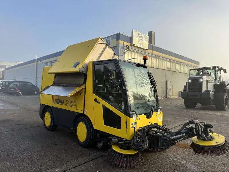 Diversen MFH 2500 Kehrmaschine Klima 3 Besen AEBI MATEC MFH 2500 Kehrmaschine Klima 3 Besen - Rūpnieciskais slaucītājs: foto 1 Diversen MFH 2500 Kehrmaschine Klima 3 Besen AEBI MATEC MFH 2500 Kehrmaschine Klima 3 Besen - Rūpnieciskais slaucītājs: foto 1