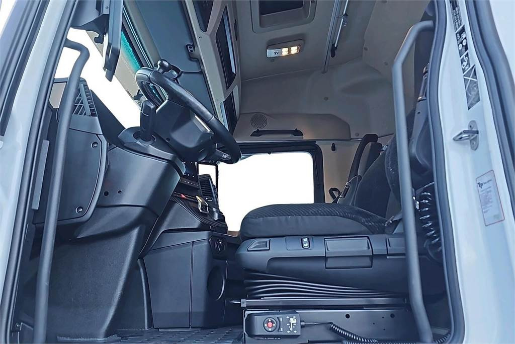Interior photo 1: Izometriskais kravas automašīna Mercedes-Benz Actros L 3558