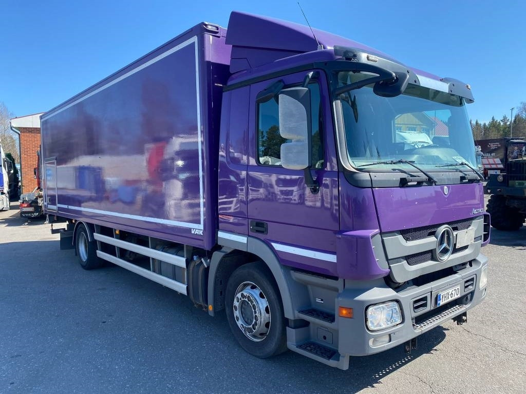Mercedes-Benz Actros 1832 - Kravas automašīna ar slēgto virsbūvi: foto 2 Mercedes-Benz Actros 1832 - Kravas automašīna ar slēgto virsbūvi: foto 2