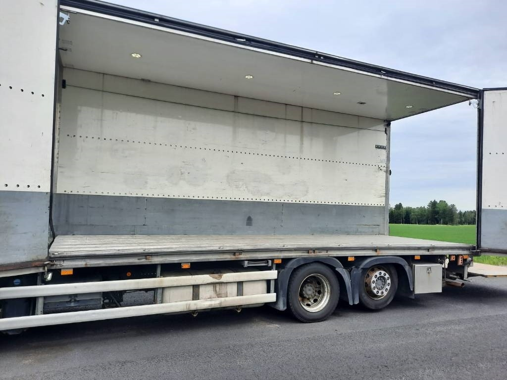 Mercedes-Benz Actros 2551 - Kravas automašīna ar slēgto virsbūvi: foto 5 Mercedes-Benz Actros 2551 - Kravas automašīna ar slēgto virsbūvi: foto 5
