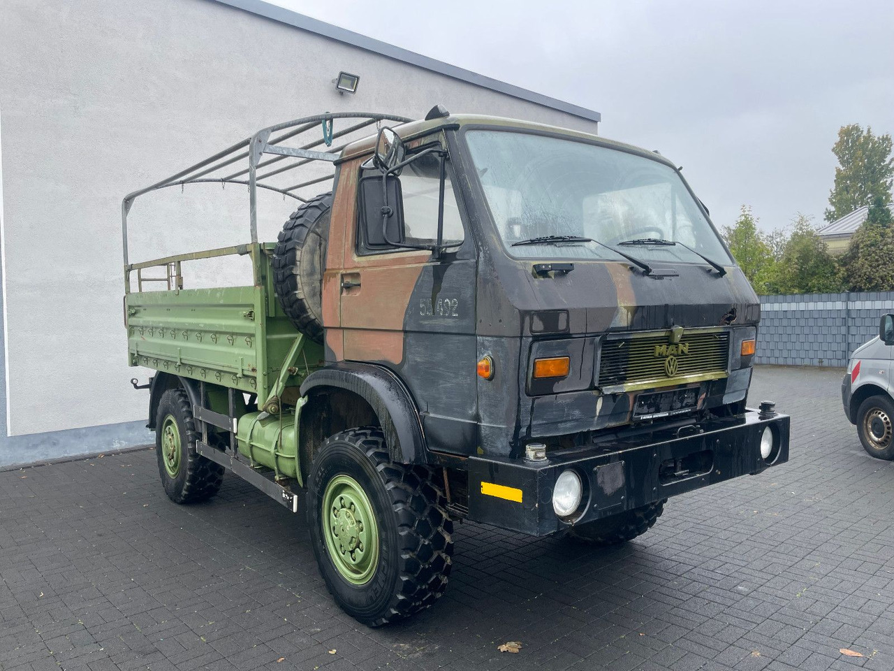 MAN 8.136 4X4 - Automašīna ar kravas platformu: foto 1 MAN 8.136 4X4 - Automašīna ar kravas platformu: foto 1