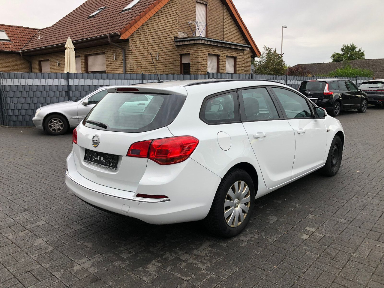 Opel Astra J 1.6 CDTi Sports Tourer Edition - Universālis: foto 2 Opel Astra J 1.6 CDTi Sports Tourer Edition - Universālis: foto 2