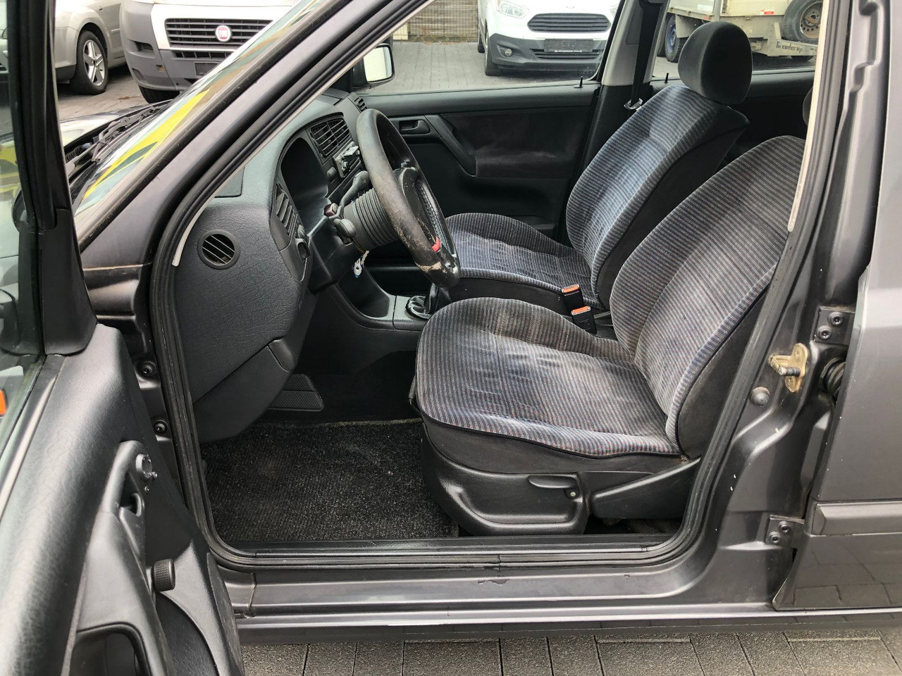 Sedans Volkswagen Golf 1.8 GL Klima: foto 9 Sedans Volkswagen Golf 1.8 GL Klima: foto 9