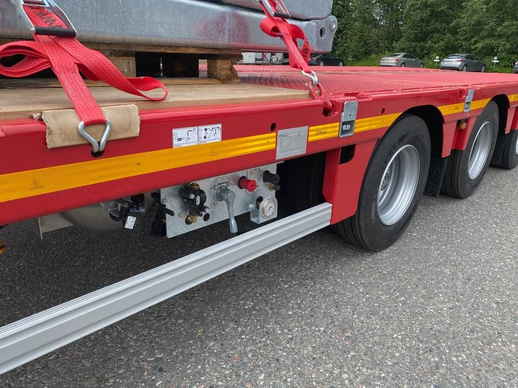 Faymonville Max Trailer, Max100 4AU - Puspiekabe zema profila platforma: foto 3 Faymonville Max Trailer, Max100 4AU - Puspiekabe zema profila platforma: foto 3