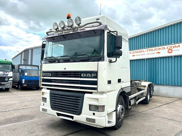 DAF 95.480 XF SPACECAB 6x2 WITH HOOK-ARM SYSTEM (EURO 3 / ZF16 MANUAL GEARBOX / ZF-INTARDER / STEEL-/AIR SUSPENSION / AIRCONDITIONIN - Pacēlājs ar āķi: foto 1 DAF 95.480 XF SPACECAB 6x2 WITH HOOK-ARM SYSTEM (EURO 3 / ZF16 MANUAL GEARBOX / ZF-INTARDER / STEEL-/AIR SUSPENSION / AIRCONDITIONIN - Pacēlājs ar āķi: foto 1