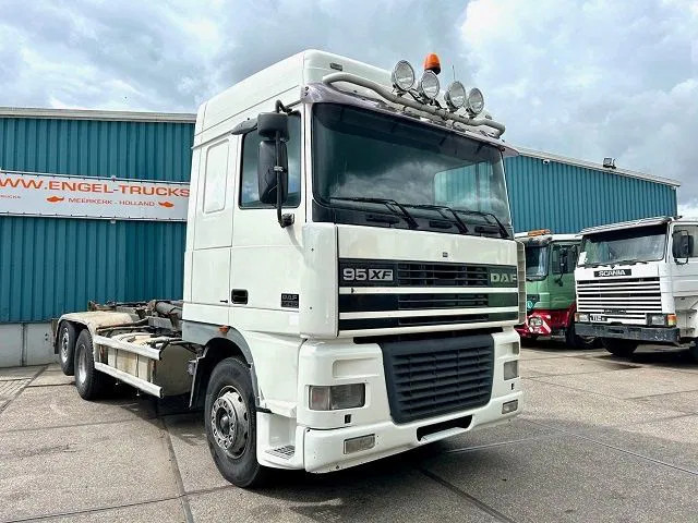 DAF 95.480 XF SPACECAB 6x2 WITH HOOK-ARM SYSTEM (EURO 3 / ZF16 MANUAL GEARBOX / ZF-INTARDER / STEEL-/AIR SUSPENSION / AIRCONDITIONIN - Pacēlājs ar āķi: foto 2 DAF 95.480 XF SPACECAB 6x2 WITH HOOK-ARM SYSTEM (EURO 3 / ZF16 MANUAL GEARBOX / ZF-INTARDER / STEEL-/AIR SUSPENSION / AIRCONDITIONIN - Pacēlājs ar āķi: foto 2