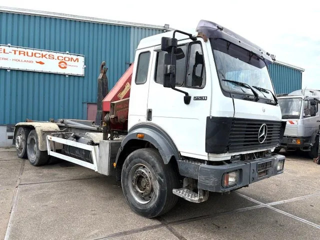 Mercedes-Benz SK 2527 6x2 HOOK-ARM SYSTEM WITH HMF CRANE (V6 ENGINE / ZF MANUAL GEARBOX / REDUCTION AXLE / STEEL SUSPENSION / P.T.O.) - Pacēlājs ar āķi, Kravas auto ar manipulatoru: foto 2 Mercedes-Benz SK 2527 6x2 HOOK-ARM SYSTEM WITH HMF CRANE (V6 ENGINE / ZF MANUAL GEARBOX / REDUCTION AXLE / STEEL SUSPENSION / P.T.O.) - Pacēlājs ar āķi, Kravas auto ar manipulatoru: foto 2
