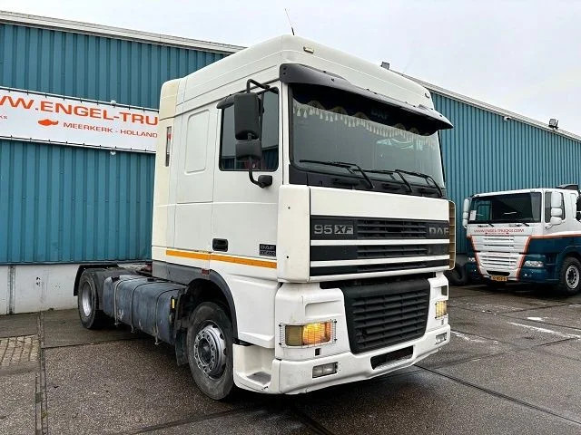 DAF 95.430 XF SPACECAB (EURO 3 / ZF16 MANUAL GEARBOX / ZF-INTARDER / AIRCONDITIONING / 870 LITER DIESELTANK) - Vilcējs: foto 2 DAF 95.430 XF SPACECAB (EURO 3 / ZF16 MANUAL GEARBOX / ZF-INTARDER / AIRCONDITIONING / 870 LITER DIESELTANK) - Vilcējs: foto 2