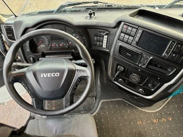 Interior photo 1: Vilcējs Iveco Stralis 440.42 /TP HIGH-WAY (EURO 6 / AUTOMATIC GEARBOX / 2x TANK / FRIDGE / AIRCONDITIONING / ETC.)