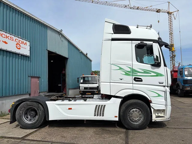 Mercedes-Benz Actros 1845 LS BIGSPACE (RETARDER / EURO 5 / TELLIGENT GEARBOX / FULL SPOILERSET / 2x DIESELTANK / AIRCONDITIONING) - Vilcējs: foto 4 Mercedes-Benz Actros 1845 LS BIGSPACE (RETARDER / EURO 5 / TELLIGENT GEARBOX / FULL SPOILERSET / 2x DIESELTANK / AIRCONDITIONING) - Vilcējs: foto 4