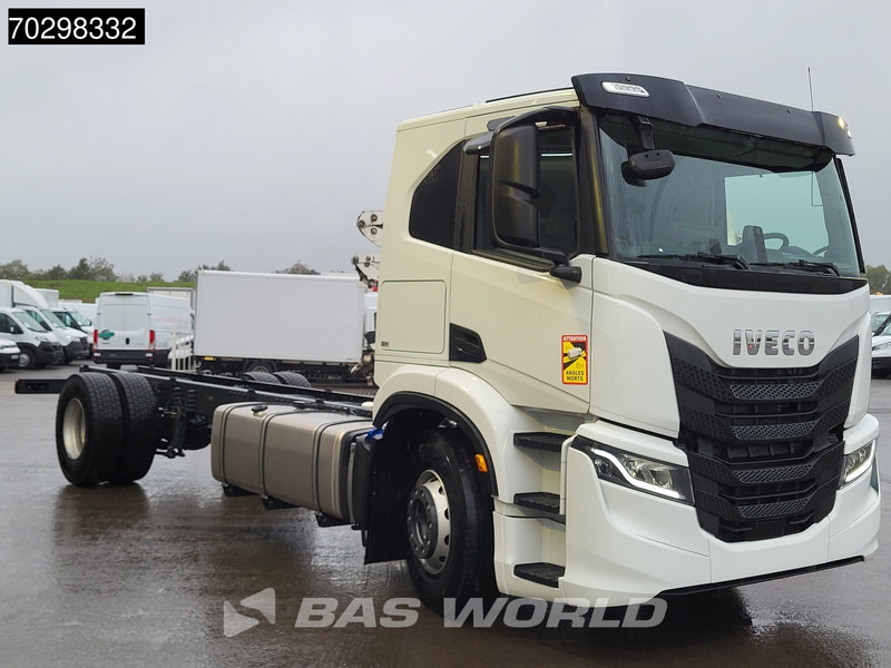 Iveco S-Way 340 4X2 NEW chassis! Automatic Navi ACC LED Euro 6 - Šasija kravas automašīna: foto 3 Iveco S-Way 340 4X2 NEW chassis! Automatic Navi ACC LED Euro 6 - Šasija kravas automašīna: foto 3
