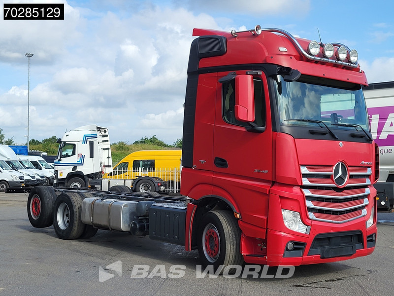 Mercedes-Benz Actros 2548 Actros 6X2 BigSpace Retarder PTO Liftachse Xenon ACC Navi Euro 6 - Šasija kravas automašīna: foto 3 Mercedes-Benz Actros 2548 Actros 6X2 BigSpace Retarder PTO Liftachse Xenon ACC Navi Euro 6 - Šasija kravas automašīna: foto 3
