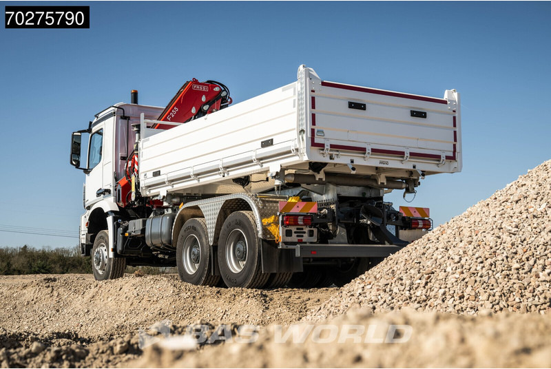 Mercedes-Benz Arocs 3348 6X6 Full Steel Retarder Fassi 25T/M Crane Kran Euro 6 - Kravas automašīna pašizgāzējs, Kravas auto ar manipulatoru: foto 5 Mercedes-Benz Arocs 3348 6X6 Full Steel Retarder Fassi 25T/M Crane Kran Euro 6 - Kravas automašīna pašizgāzējs, Kravas auto ar manipulatoru: foto 5